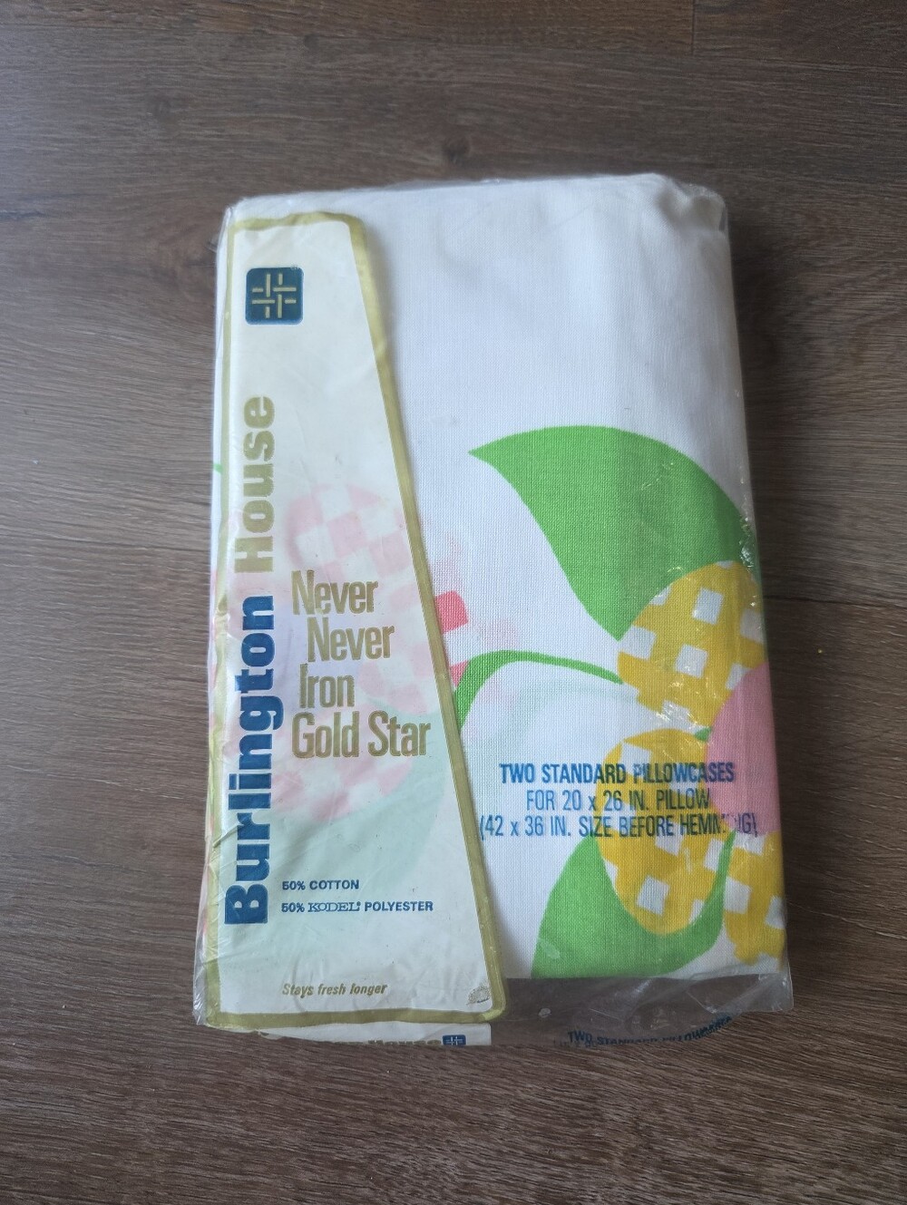 NIP Vintage 70s Burlington House Set of 2 Standsrd Pillowcases, Flower Power